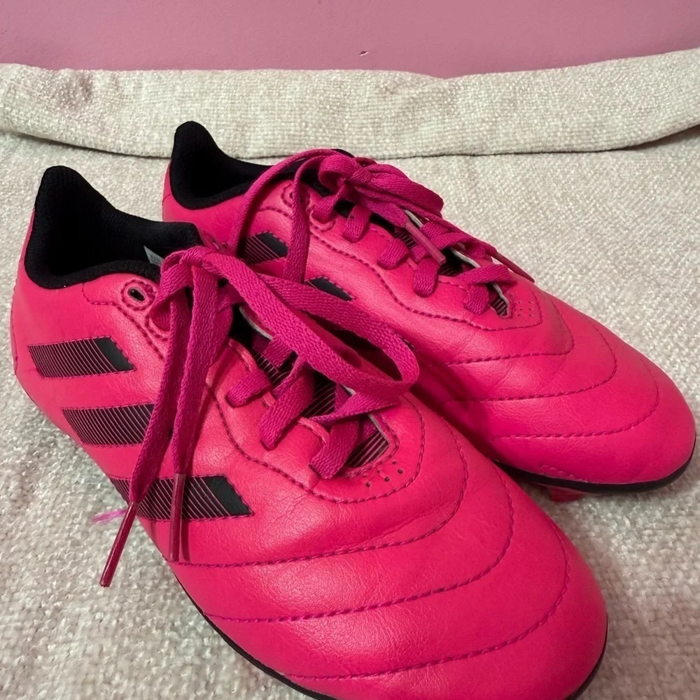 Adidas Bright Pink Soccer Shoes girl's size 1 1/2
